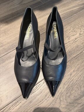CHANEL Black Leather Pointed Toe Pumps with Patent Cap